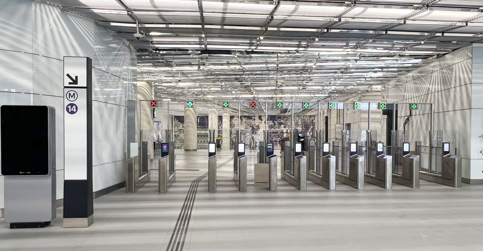 Portiques de contrôle d'accès dans une station de métro